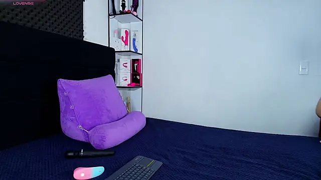 karlamoon23 online show from April 9, 8:25 pm