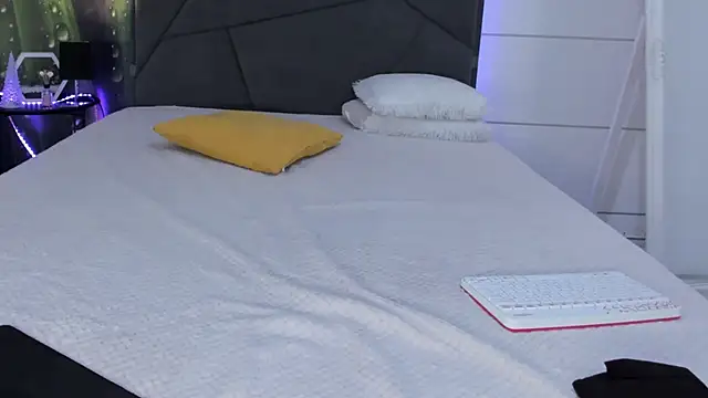 HollyTailors online show from April 17, 5:31 am