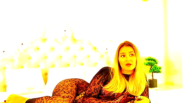 BlondeAnnia  online show from October 18, 10:11 pm