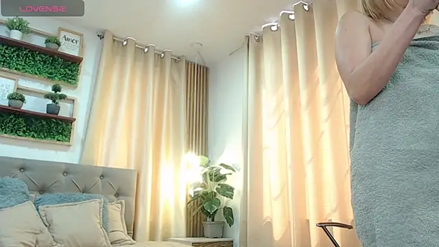 Snapshot of zohet_kriss chatting on October 16, 3:03 pm zohet kriss online show from October 16, 3:03 pm
