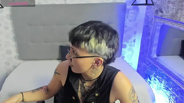 Snapshot of emahills__axelrose chatting on September 20, 2:21 am emahills axelrose online show from September 20, 2:21 am