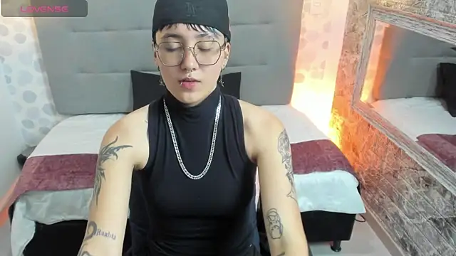 Snapshot of emahills__axelrose chatting on October 3, 3:22 am emahills axelrose online show from October 3, 3:22 am