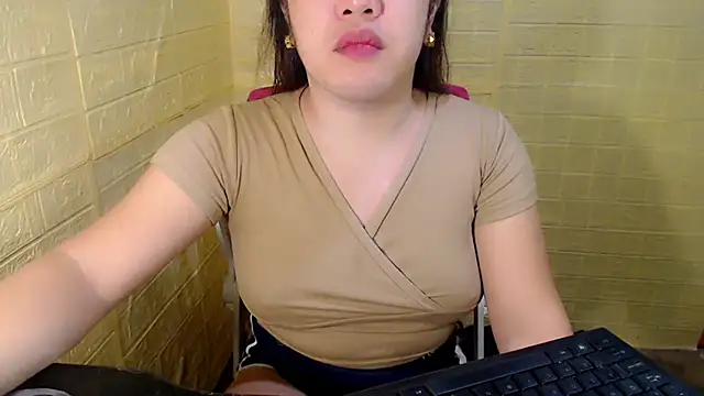 xUrDreamSlutWhore online show from November 3, 9:30 pm