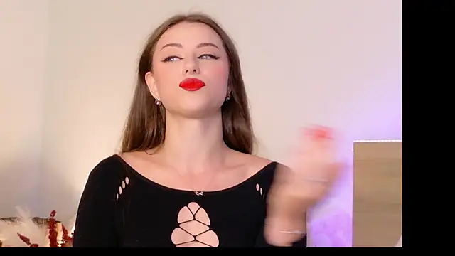 Snapshot of Sienna_Voss chatting on October 8, 8:24 pm Sienna Voss online show from October 8, 8:24 pm