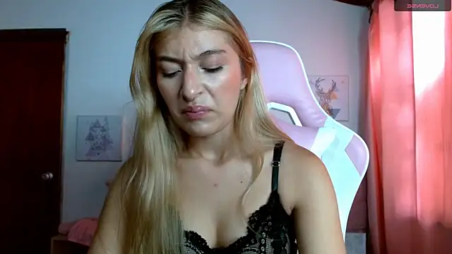Snapshot of SophiaaLee chatting on October 12, 4:09 pm SophiaaLee online show from October 12, 4:09 pm