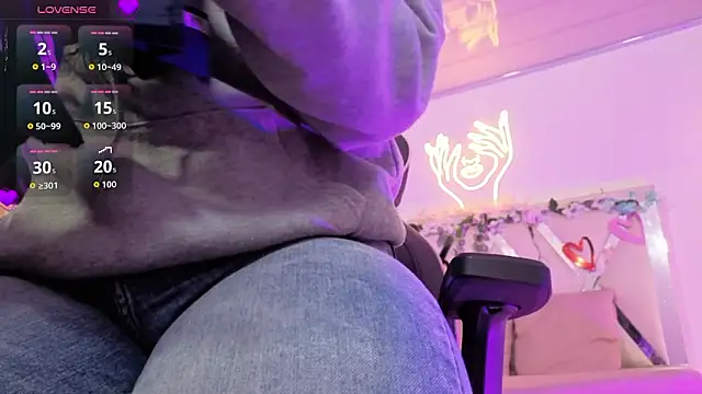 ZURY TAY online show from February 10, 11:35 am