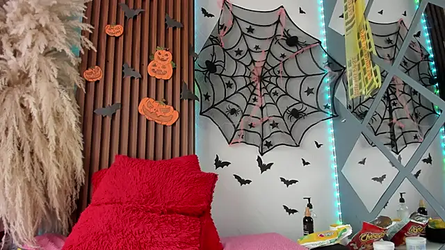 hannah lover online show from October 18, 7:59 pm