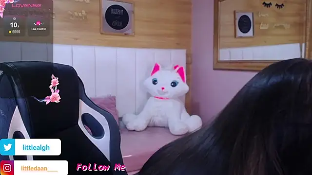 Abril Velvet a  online show from September 16, 8:06 pm