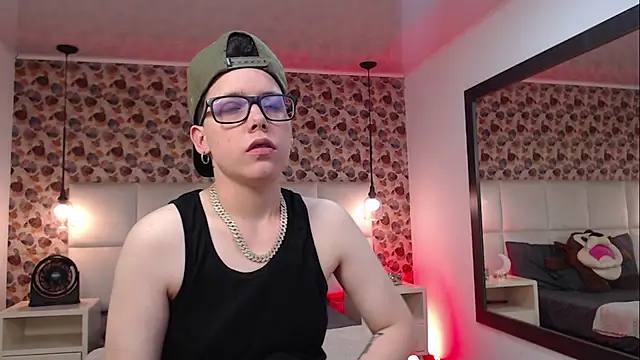 Snapshot of SpencerMontgomery chatting on September 15, 8:49 pm SpencerMontgomery online show from September 15, 8:49 pm