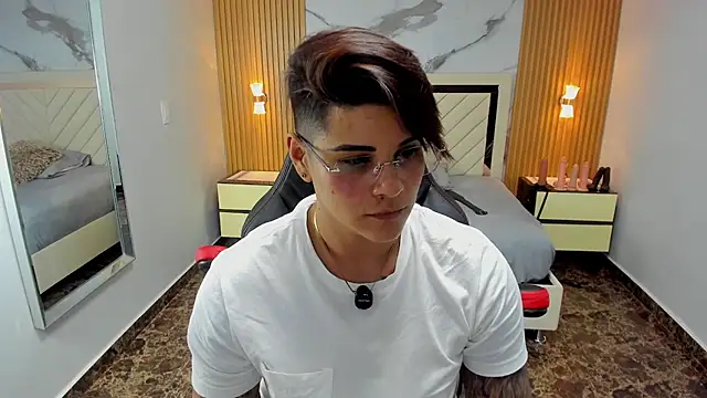 KAROLLJONES1 online show from March 17, 7:51 pm