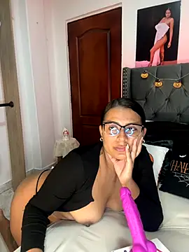 Snapshot of ema_zoe chatting on October 8, 12:04 am ema zoe online show from October 8, 12:04 am