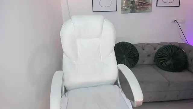 Snapshot of Melina_Rouge chatting on October 5, 4:56 pm Melina Rouge online show from October 5, 4:56 pm