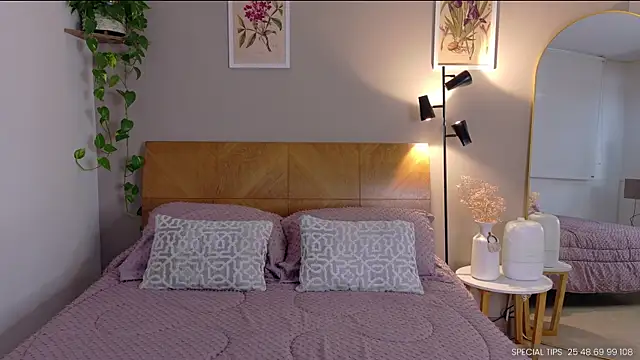 sarah rayy online show from December 3, 9:39 pm