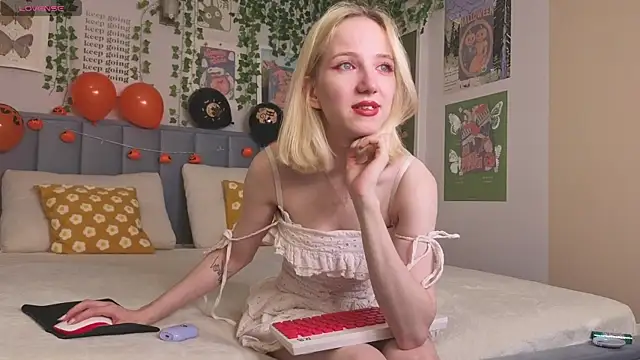 EmmaNovak online show from October 26, 12:55 pm