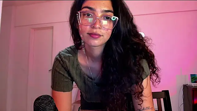 Snapshot of Ariagal chatting on October 22, 12:26 am Ariagal online show from October 22, 12:26 am