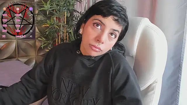 Snapshot of emily-santoss chatting on October 10, 1:38 pm emily-santoss online show from October 10, 1:38 pm