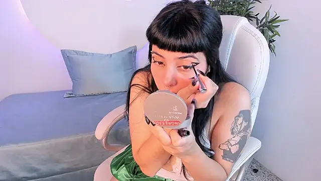 Snapshot of emily-santoss chatting on September 10, 2:28 pm emily-santoss online show from September 10, 2:28 pm