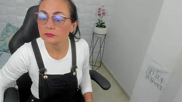 Snapshot of yulitza1025 chatting on September 17, 12:25 pm yulitza1025 online show from September 17, 12:25 pm