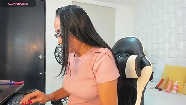 yulitza1025 online show from March 13, 1:01 pm