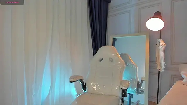 Snapshot of Doll_Isa_ chatting on October 3, 7:19 pm Doll Isa online show from October 3, 7:19 pm