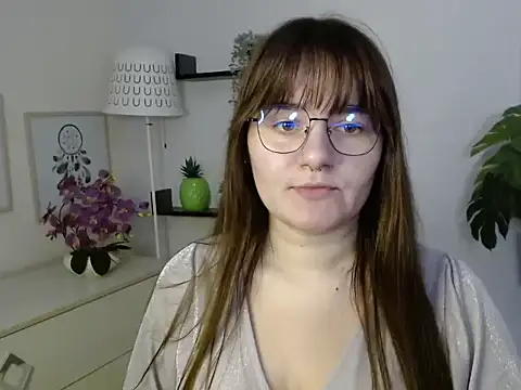 Julie Diamond online show from November 18, 2:40 pm