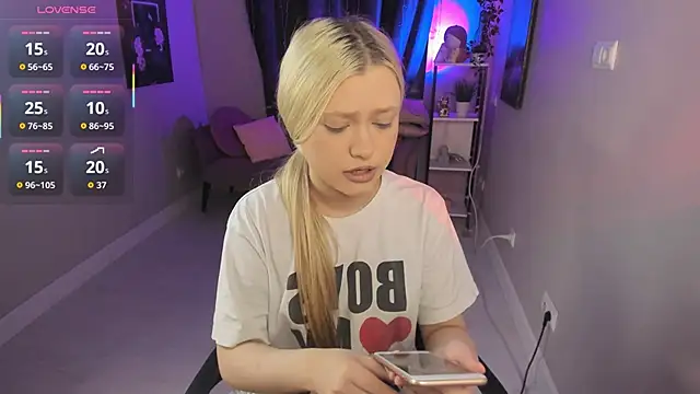 Snapshot of Millie_Vanillies chatting on October 9, 8:13 pm Millie Vanillies online show from October 9, 8:13 pm