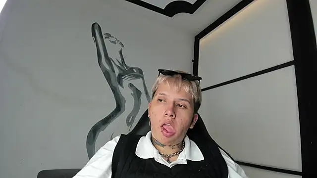 Snapshot of AlanRed_ chatting on October 3, 4:39 am AlanRed online show from October 3, 4:39 am