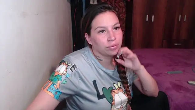 cloequeen15 online show from April 4, 11:47 pm