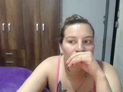 Snapshot of cloequeen15 chatting on October 17, 6:44 pm cloequeen15 online show from October 17, 6:44 pm