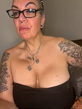 dieseldame1313 online show from November 20, 6:36 am