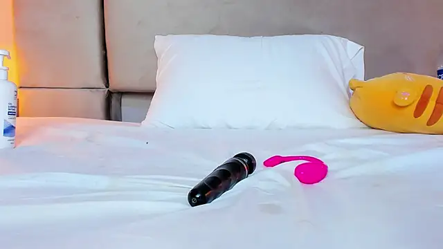 isabel sofiaa online show from February 15, 7:51 am