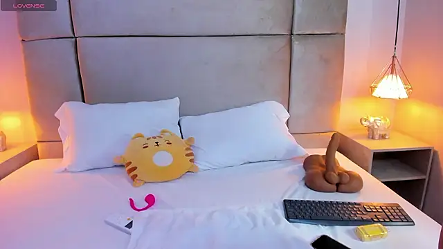 isabel sofiaa online show from March 29, 5:06 am