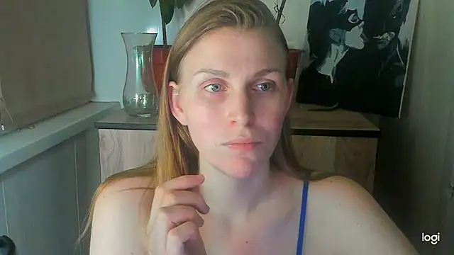 JuliaMuuun online show from May 21, 9:35 pm