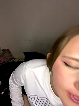 Snapshot of Cutie_blondie chatting on October 1, 7:41 pm Cutie blondie online show from October 1, 7:41 pm