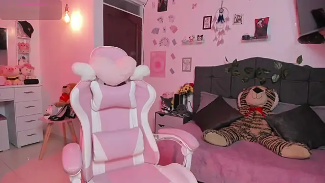 Snapshot of Fia__ chatting on October 1, 12:59 am Fia   online show from October 1, 12:59 am