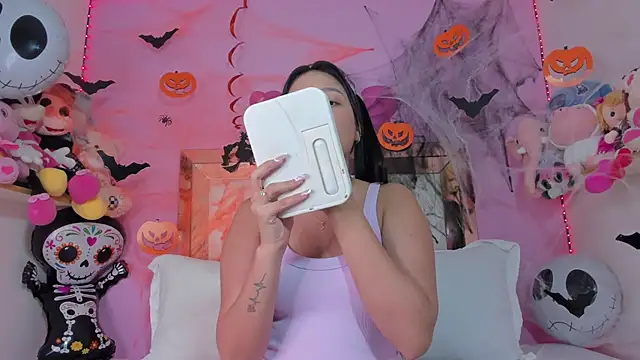 Snapshot of Emmy_Rivas chatting on October 23, 10:38 pm Emmy Rivas online show from October 23, 10:38 pm