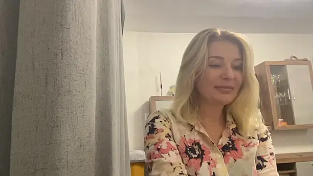 Blondie xoxoxo online show from September 16, 8:55 am