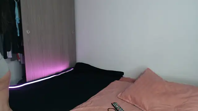   abrill   online show from December 22, 12:03 am