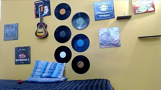 skinnyverus18 online show from April 18, 7:40 pm