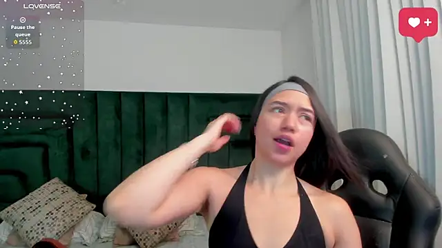 SaraWagner  online show from April 13, 12:12 am