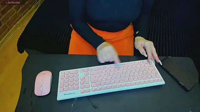 Cutiee Alicee online show from April 4, 8:07 pm