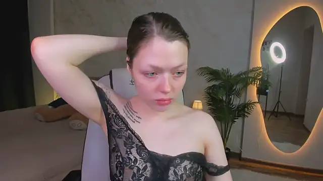 Lunar Lily online show from November 28, 6:05 am