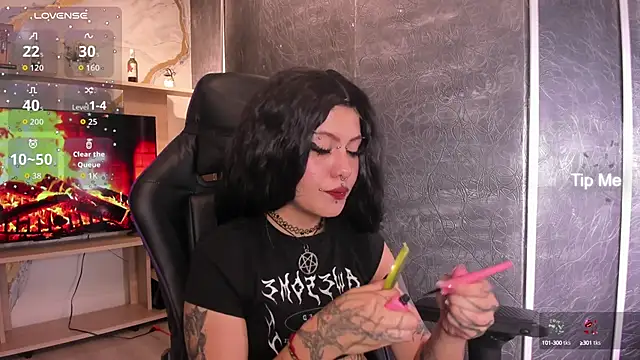 Snapshot of MistressMariam_ chatting on October 16, 6:43 pm MistressMariam online show from October 16, 6:43 pm