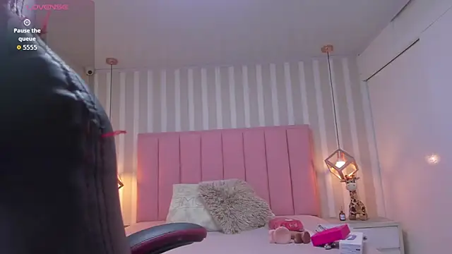 KATIAMOSS1 online show from October 8, 12:31 pm