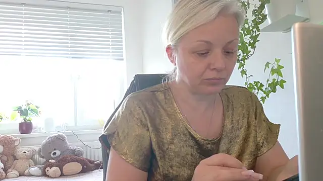 Linsy Kim online show from March 2, 2:57 pm