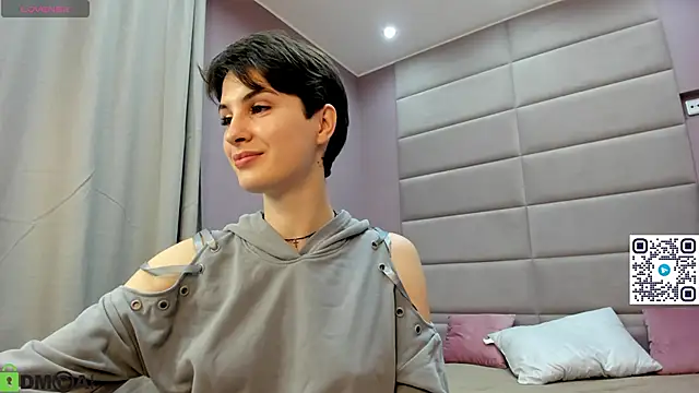 Snapshot of Adeline_Perle chatting on October 12, 1:52 am Adeline Perle online show from October 12, 1:52 am