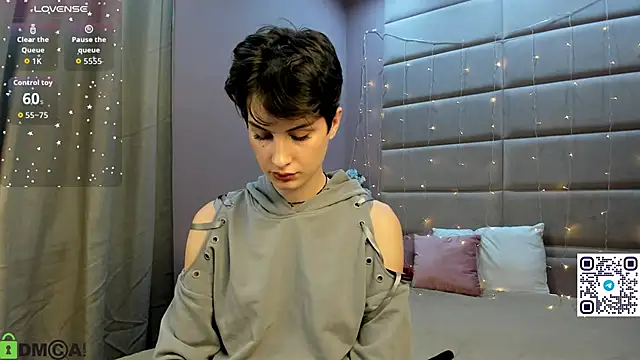 Adeline Perle online show from October 27, 2:40 am