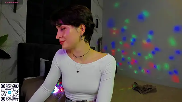 Snapshot of Adeline_Perle chatting on September 24, 2:54 am Adeline Perle online show from September 24, 2:54 am