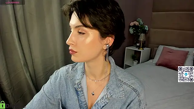 Snapshot of Adeline_Perle chatting on October 5, 2:16 am Adeline Perle online show from October 5, 2:16 am