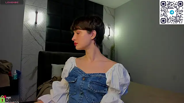 Snapshot of Adeline_Perle chatting on September 10, 12:21 am Adeline Perle online show from September 10, 12:21 am